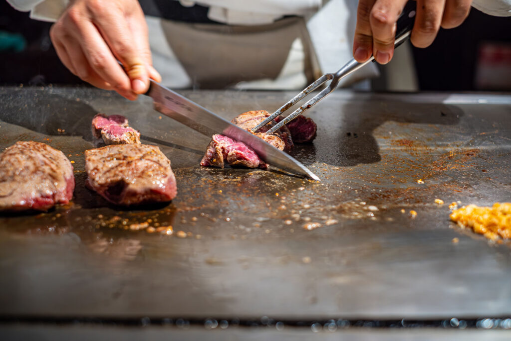 saftiges Fleisch auf einer heißen Grillplatte.