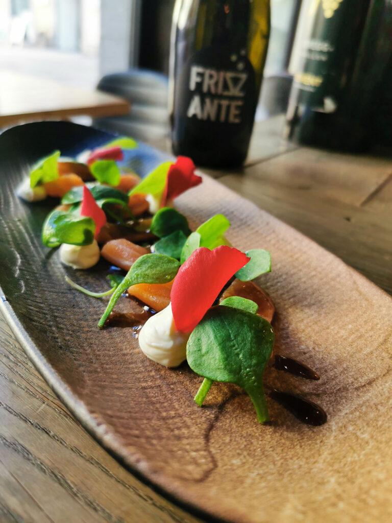 Häppchen mit Blattgemüse und heller Creme