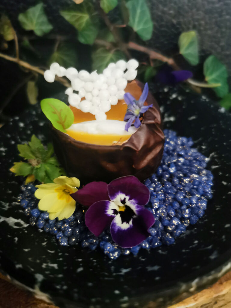 Dessert mit essbaren Blüten.