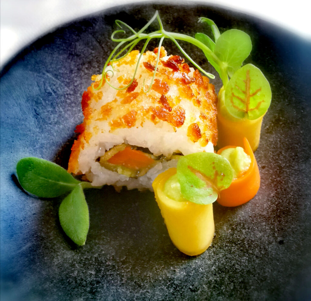 Knusprig gebackene Sushi-Rolle mit Karotte und Avocado