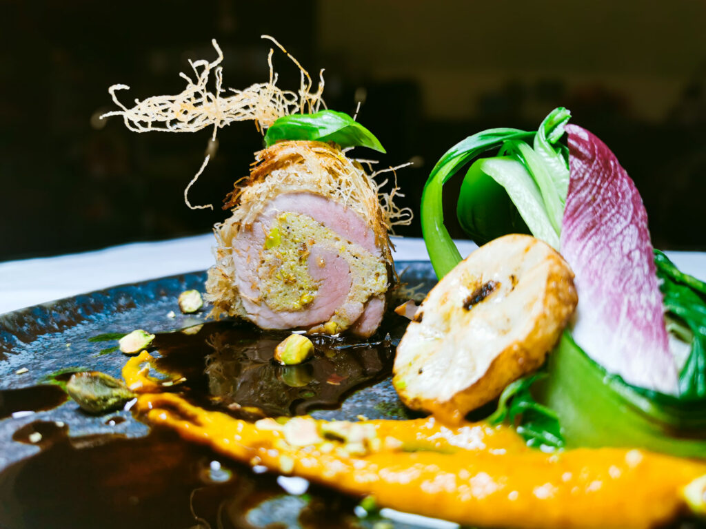 Gefüllte Fleischroulade mit Gemüse.