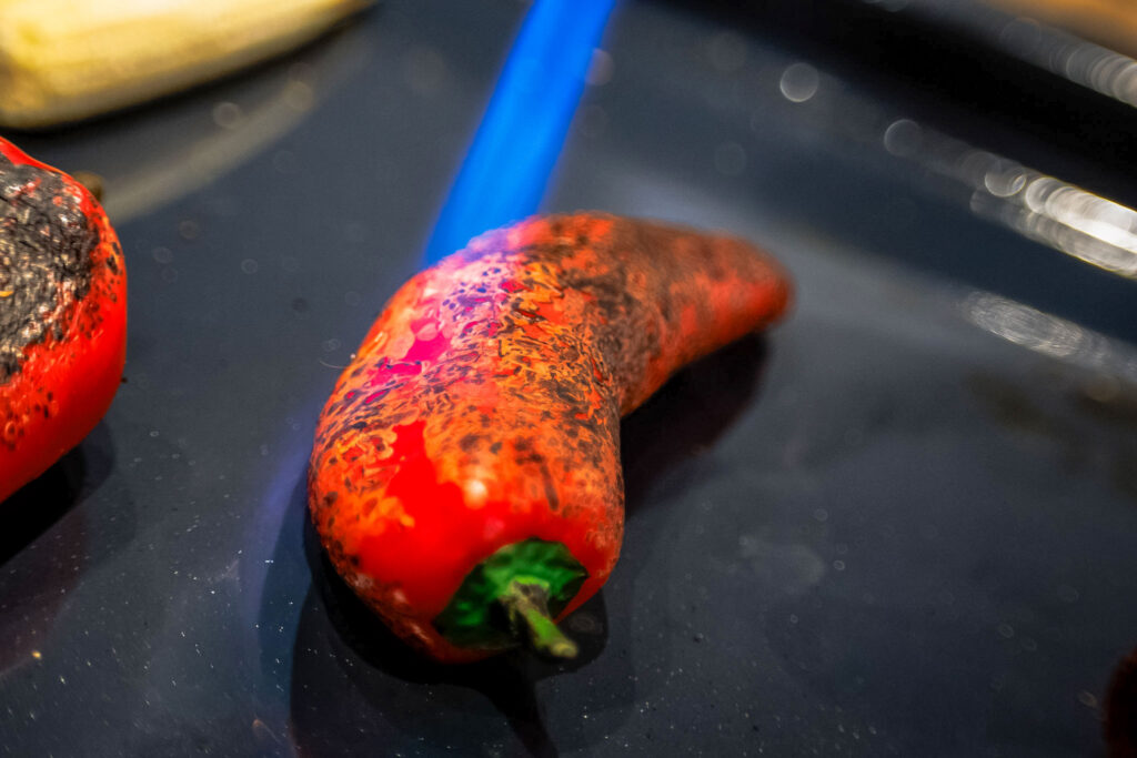 Eine geflämmte rote Paprika