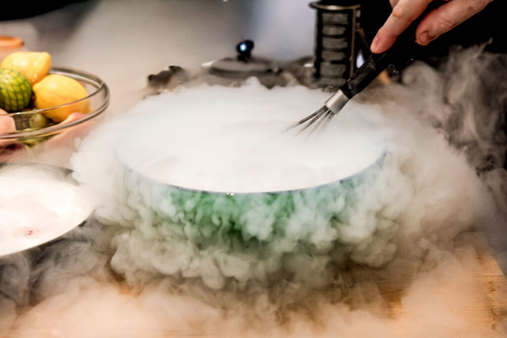Eine Schüssel wird von dichtem Nebel aus Trockeneis umhüllt